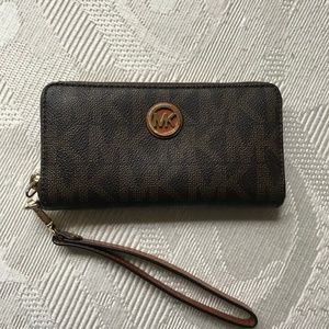 Micheal Kors Wristlet Wallet